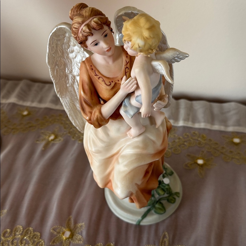 Porcelain Angel holding baby Cherub Hand Painted - Picture 4 of 8
